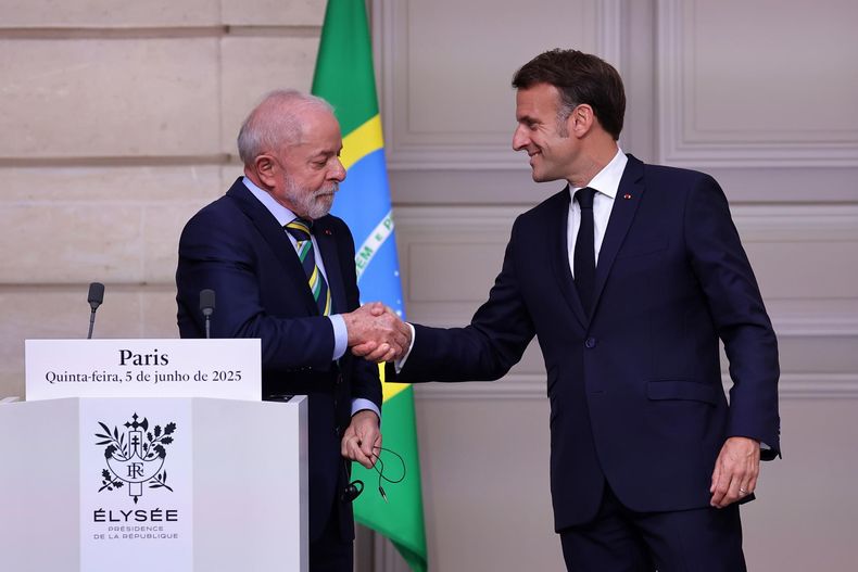 El presidente francés, Emmanuel Macron, estrecha la mano del presidente brasileño, Luiz Inácio Lula da Silva, durante una conferencia de prensa conjunta en el Palacio del Elíseo en París, Francia, el 5 de junio de 2025