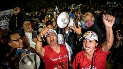 Personas se manifiestan este sábado, en Lima (Perú)
