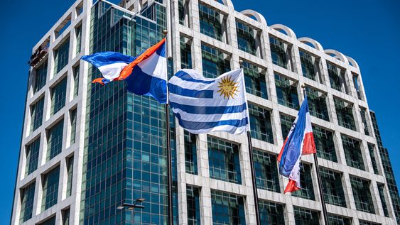 Vista de la Torre Ejecutiva desde plaza Independencia Vista de la Torre Ejecutiva desde plaza Independencia