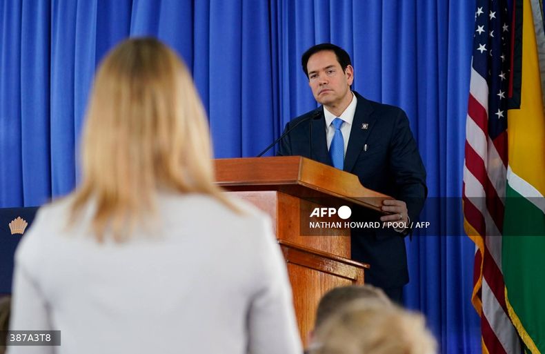 El secretario de Estado de EE. UU., Marco Rubio, escucha una pregunta durante una conferencia de prensa con el presidente guyanés Irfaan Ali (no aparece en la imagen), en Georgetown, Guyana, el 27 de marzo de 2025.&nbsp;