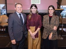 Gerente general de Sofitel Montevideo Diego Marcone, autora de Madres que lideran María Eugenia Boquete y Paula Cotelo, de la Fundación de Cultura Universitaria.