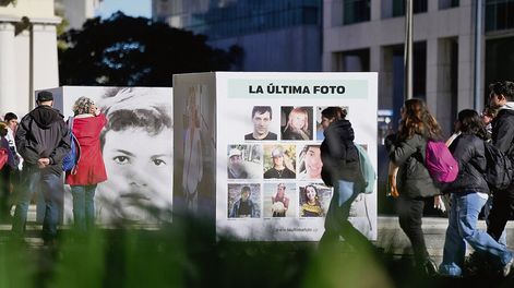 Búsqueda | Muestra La Última Foto, en plaza Independencia. Foto: Javier Calvelo, adhocFOTOS