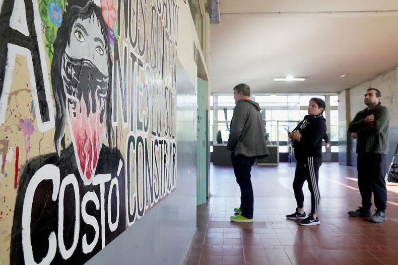 Votación durante las elecciones departamentales y municipales en el Liceo Tomás Berreta en la ciudad de Canelones