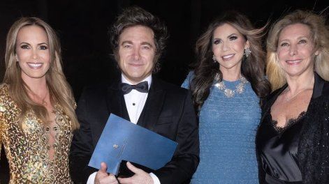 Javier Milei junto a su hermana, Natalia Denegri y la secretaria de Seguridad Nacional de Estados Unidos, Kristi Noem