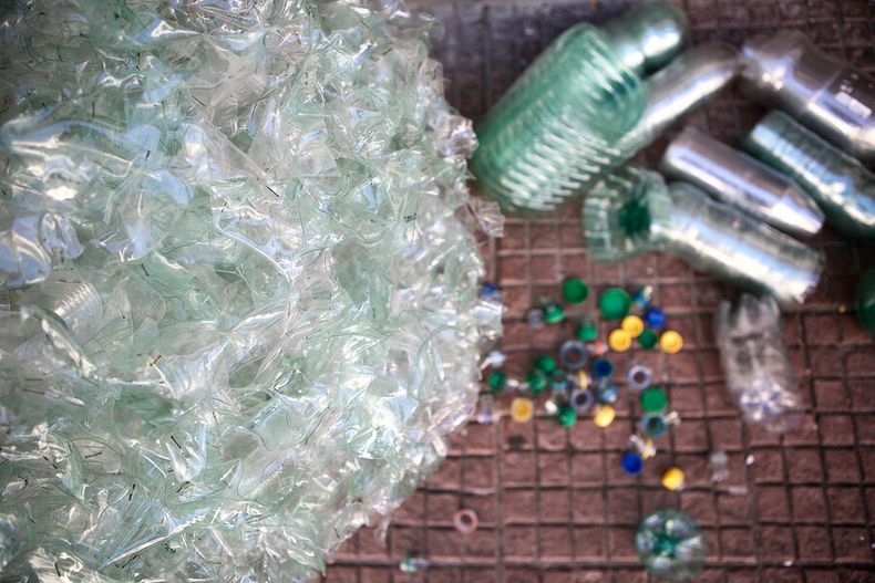 Los recursos naturales pueden ser aprovechados para producir materiales menos contaminantes. Foto: Nicolás Garrido. Obra de la artista visual Adriana Rostovsky.