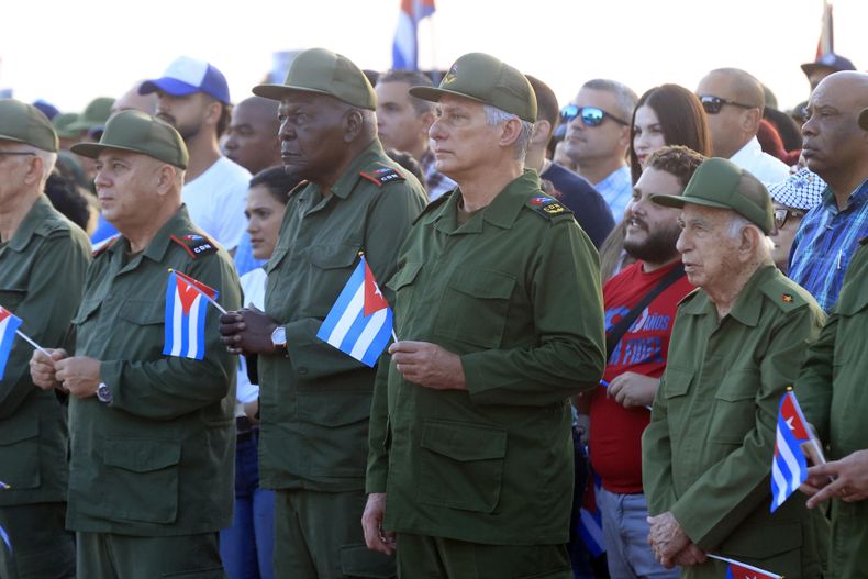 El presidente de Cuba, Miguel Diaz-CanelI (c), asiste a un evento en apoyo al expresidente cubano Raúl Castro, en La Habana (Cuba).