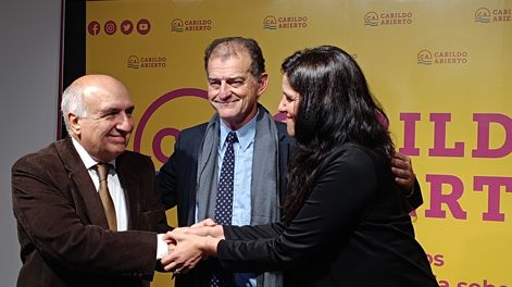 Guido Manini abrazado a Guillermo Domenech y Lorena Quintana en la sede de Cabildo Abierto