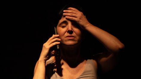 Es solo el viento afuera, con las actuaciones de Carla Grabino, Gustavo Bianchi y Moré, en el Teatro Circular