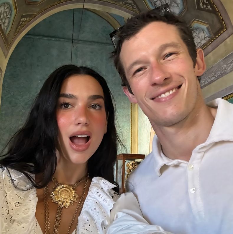 Dua Lipa y Callum Turner se conocieron en el cumpleaños de un amigo en común, donde notaron que ambos estaban leyendo la misma novela: Fortuna de Hernán Díaz.  