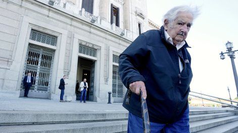 José Mujica a la salida del Palacio Legislativo, el 17 de diciembre de 2024