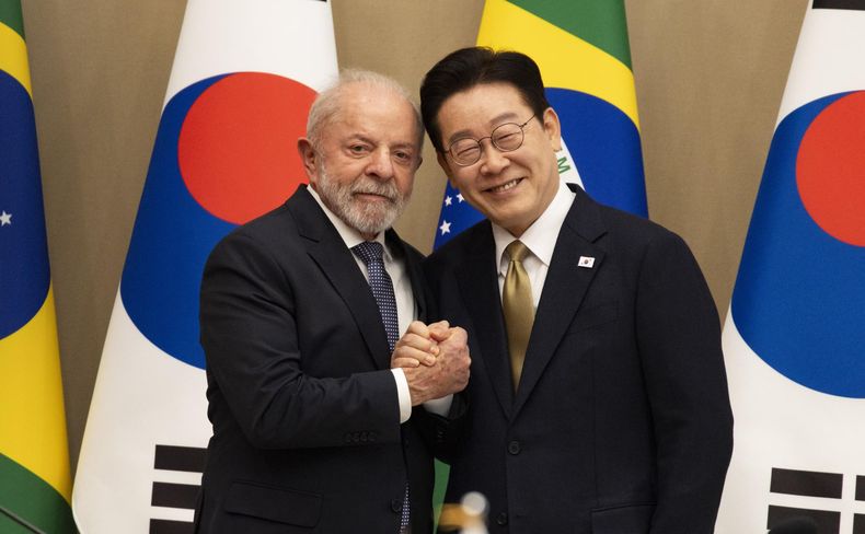 El presidente brasileño, Luiz Inácio Lula da Silva, y el presidente surcoreano, Lee Jae Myung, se estrechan la mano antes de su reunión en la Casa Azul presidencial en Seúl, Corea del Sur, el 23 de febrero de 2026.