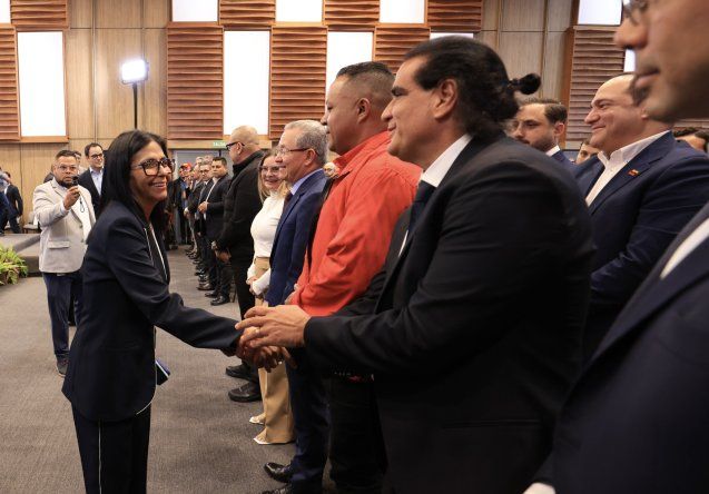 Delcy Rodríguez saluda a Alex Saab durante un acto público en Caracas.&nbsp;