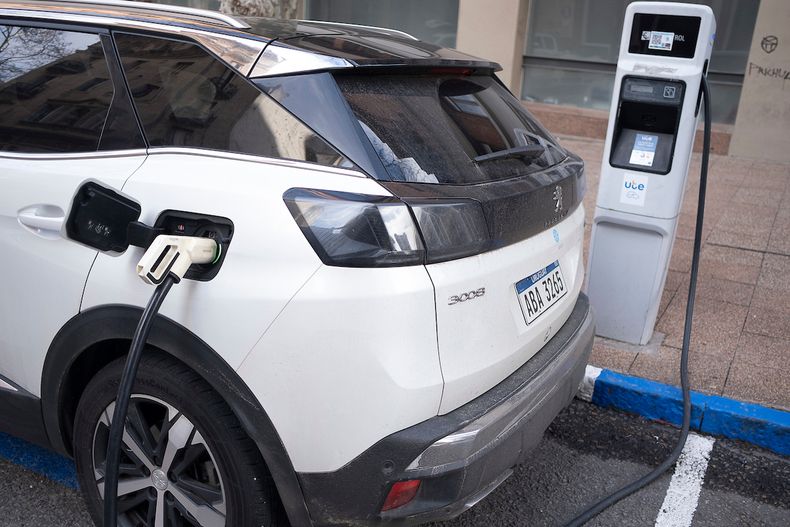 Vehículo eléctrico en un punto de carga.