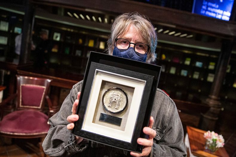 Sylvia Meyer durante su declaracion como Ciudadana Ilustre de Montevideo en la sala Idea Vilariño del Teatro Solis. Foto: Mauricio Zina / adhocFOTOS