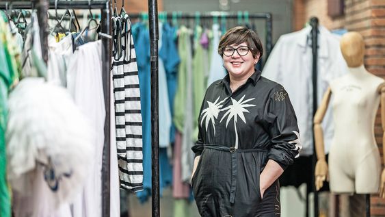 La vestuarista uruguaya Lucía Gómez Bequio en los talleres del Sodre. La vestuarista uruguaya Lucía Gómez Bequio en los talleres del Sodre.