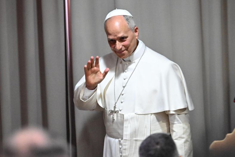 El papa León XIV saluda a los participantes al finalizar la presentación de su primera encíclica, Magnifica humanitas, en la Ciudad del Vaticano, el 25 de mayo de 2026.