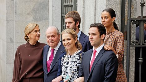 El rey emérito Juan Carlos I fue al casamiento acompañado de sus hijas, Cristina y Elena, y sus nietos, Juan Urdangarin, Froilan de Marichalar y Victoria Federica de Marichalar. EFE 