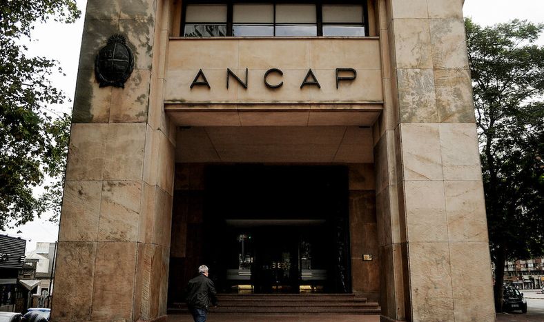 Fachada de la sede de Ancap. Foto: Javier Calvelo / adhocFOTOS