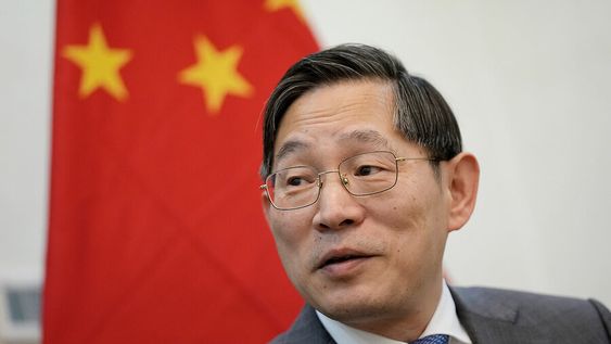 Embajador de China en Montevideo, Huang Yazhong, durante la entrevosta con Búsqueda. Fotos: Javier Calvelo / adhocFOTOS Embajador de China en Montevideo, Huang Yazhong, durante la entrevosta con Búsqueda. Fotos: Javier Calvelo / adhocFOTOS