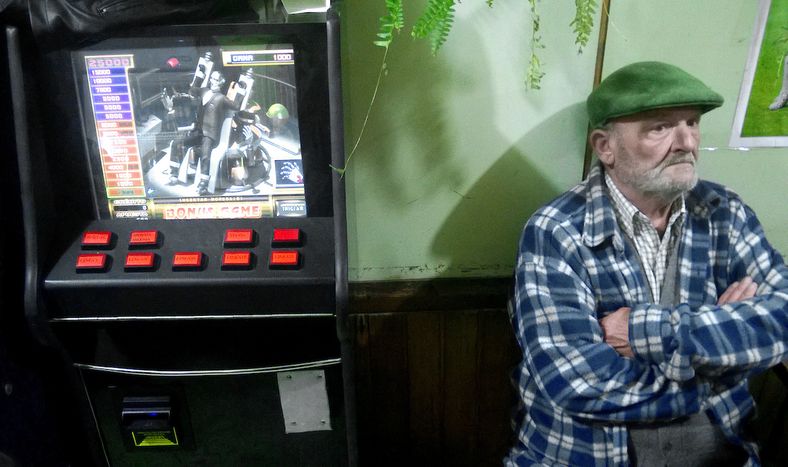 Máquina tragamonedas en un bar en Canelones. 