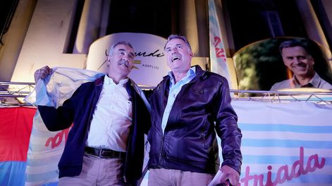 Javier Gandolfo y Yamandú Orsi, durante el lanzamiento de La Patriada en Montevideo, el 17 de abril de 2023. Foto: Javier Calvelo, adhocFOTOS