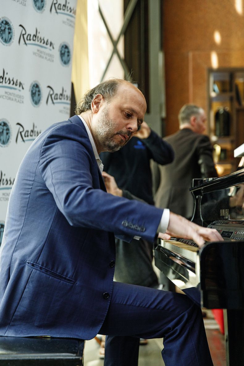 Gustavo Casenave dio un breve concierto en su reconocimiento como embajador de Marca País