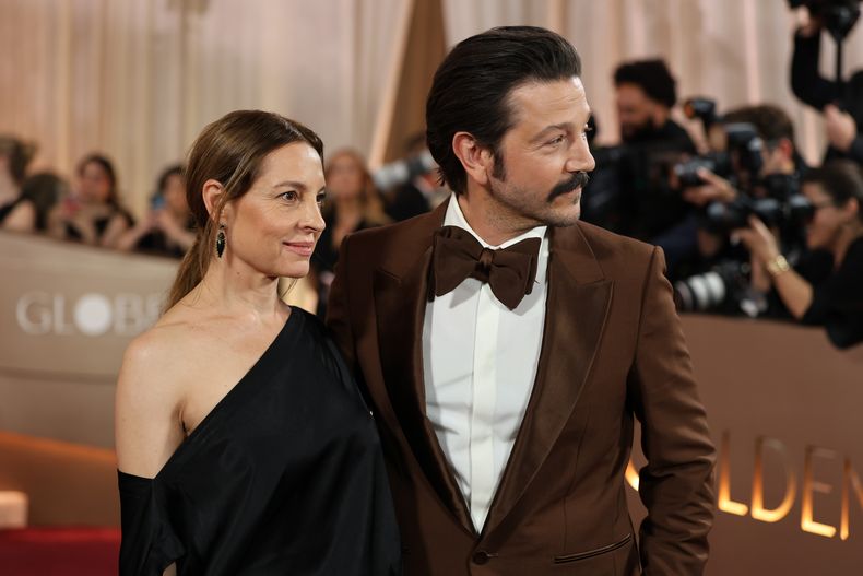 El actor mexicano Diego Luna y Marina de Tavira posan a su llegada a la edición 83a de los Globos de Oro, en el Hotel Beverly Hilton en Los Ángeles.