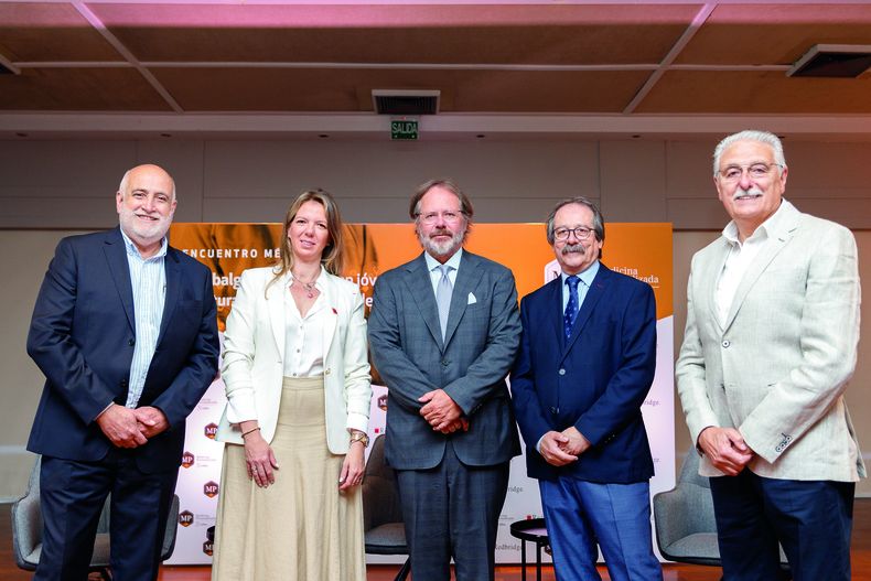 Jorge Gerez, de MP, y Alejandra de Freitas, de Redbridge, con los expositores Federico Girardi, Oscar&nbsp;Carreras y Fernando García