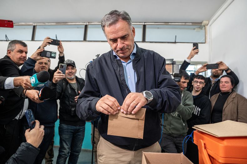 Yamandú Orsi durante su voto en el Circuito 33 de la UTU de Canelones