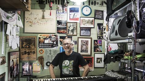 El músico en su estudio, en la misma casa que lo cobijó desde su niñez. Foto: Adrián Echevarriaga