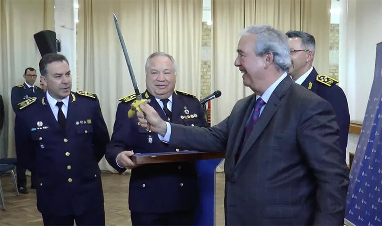 Heber recibió una bandera y un sable como obsequios de despedida.
