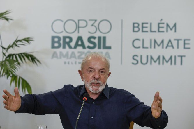 El presidente de Brasil, Luiz Inácio Lula da Silva, habla en una entrevista con periodistas de agencias de noticias internacionales este martes, en la Base Naval de Belém (Brasil).