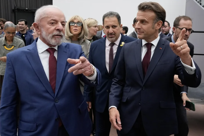 El presidente francés, Emmanuel Macron (d), y el presidente brasileño, Luiz Inácio Lula da Silva (i), tras visitar una exposición del artista brasileño Ernesto Neto en el museo Grand Palais de París, 6 de junio de 2025