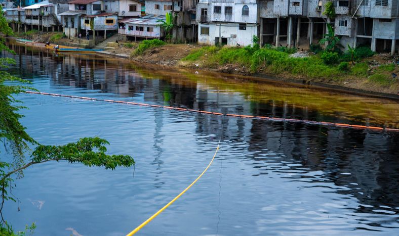 Derrame de petróleo en río de Ecuador está causando “daños sin precedentes”, dice alcalde.