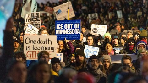 Personas congregadas para una vigilia y protesta en memoria de Renee Nicole Good, asesinada por un agente del ICE durante un enfrentamiento la mañana del 7 de enero, durante operativos federales en el sur de Minneapolis.