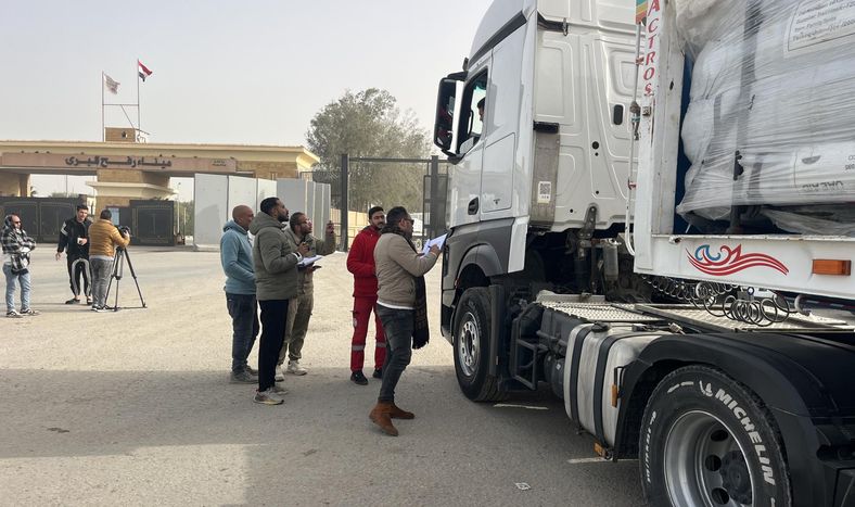 Camiones de ayuda humanitaria se alinean en el cruce fronterizo de Rafah, entre Egipto y la Franja de Gaza.