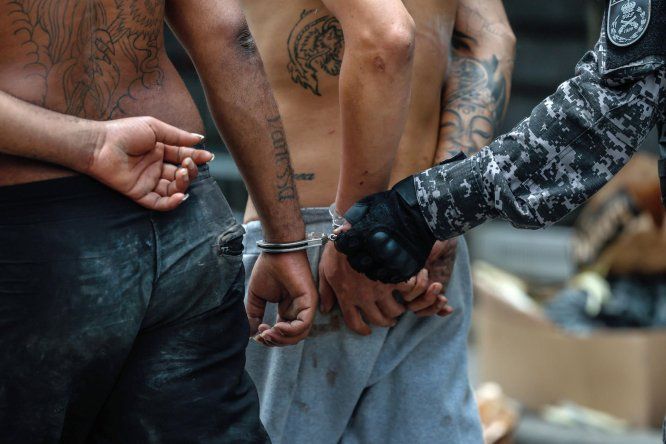 &nbsp;Integrantes de la Policía de Río de Janeiro trasladan dos capturados durante un operativo este martes, en Río de Janeiro (Brasil).