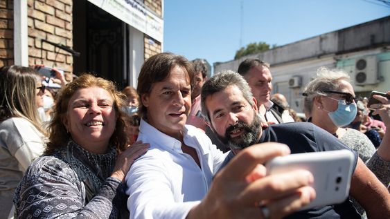 Luis Lacalle Pou junto a seguidores. Foto: Santiago Mazzarovich / adhocFOTOS Luis Lacalle Pou junto a seguidores. Foto: Santiago Mazzarovich / adhocFOTOS