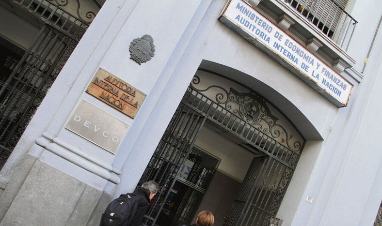 Fachada de la AIN, que tiene entre sus cometidos la fiscalización de las cooperativas. Foto: Nicolás Der Agopián / Búsqueda