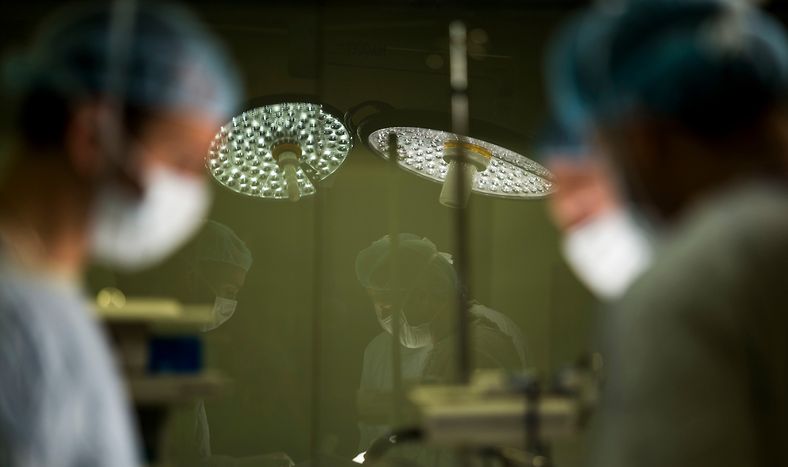 Médicos durante una cirugía. Archivo 