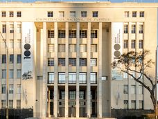 Fachada de la Administración Nacional de Puertos. Fachada de la Administración Nacional de Puertos.