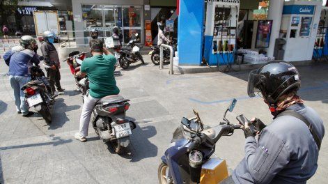 Motociclistas hacen cola para repostar en una estación de servicio de Bangkok, Tailandia, tras el estallido de la guerra en Irán.