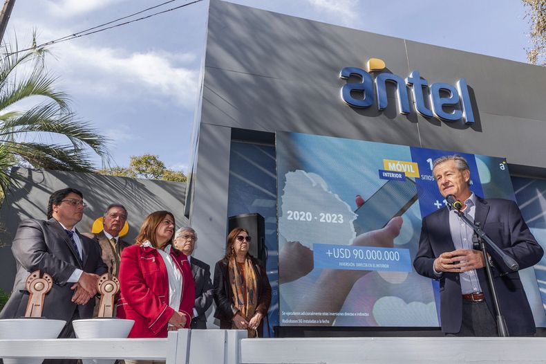 Presidente de Antel Gabriel Gurméndez ante el vicepresidente de la empresa Pablo Lanz, ministro de Ganadería Fernando Mattos, secretaria general de Antel Elena Grauert, ministro de Turismo Tabaré Viera y gerenta general de Antel Annabela Suburú