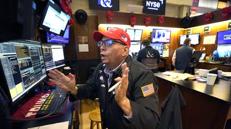 Un operador festeja en Wall Street el triunfo de Donald Trump en Estados Unidos
