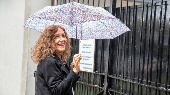 Constanza Moreira previo a la reunión de las bancadas parlamentarias del Frente Amplio junto a Yamandú Orsi en la residencia de Suarez y Reyes en Montevideo Constanza Moreira previo a la reunión de las bancadas parlamentarias del Frente Amplio junto a Yamandú Orsi en la residencia de Suarez y Reyes en Montevideo