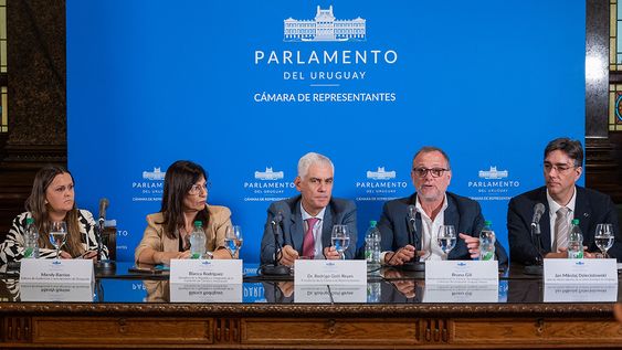 Moderadora Mandy Barrios, senadora Blanca Rodríguez, diputado Rodrigo Goñi, asesor presidencial Bruno Gili y jefe adjunto de la Misión de la UE Jan Mikoaj Dzieciolowski.&nbsp;