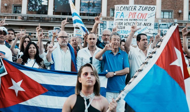 Manifestación por la democracia en Cuba en la explanada de la Intendencia de Montevideo.