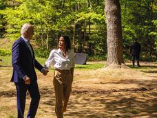 La representante demócrata por Nueva York Alexandria Ocasio-Cortez acompañó al presidente de Estados Unidos en la celebración del Día de la Tierra.   AFP 