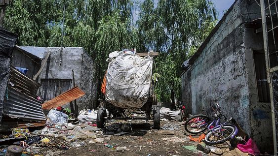 Aunque la incidencia de pobreza es baja en Uruguay, algunas zonas aún enfrentan carencias estructurales Aunque la incidencia de pobreza es baja en Uruguay, algunas zonas aún enfrentan carencias estructurales