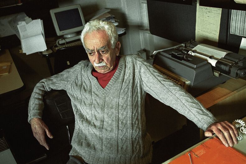 Homero Alsina Thevenet en su oficina de la Redacción de El País Cultural, agosto de 2002. Foto: Carlos Contrera/ adhocFOTOS adhocHISTORIA